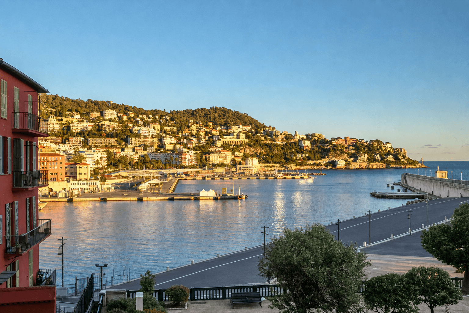 Vue sur le port de Nice et la Méditerranée